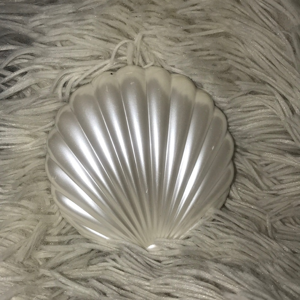 Disney Bésame Pearl Shimmer Seashell Compact